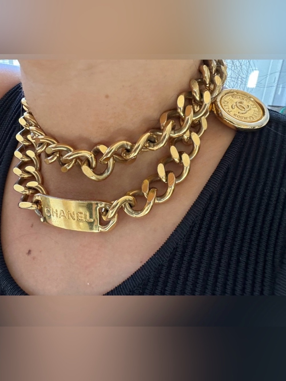 Gold chunky chain chanel necklace.